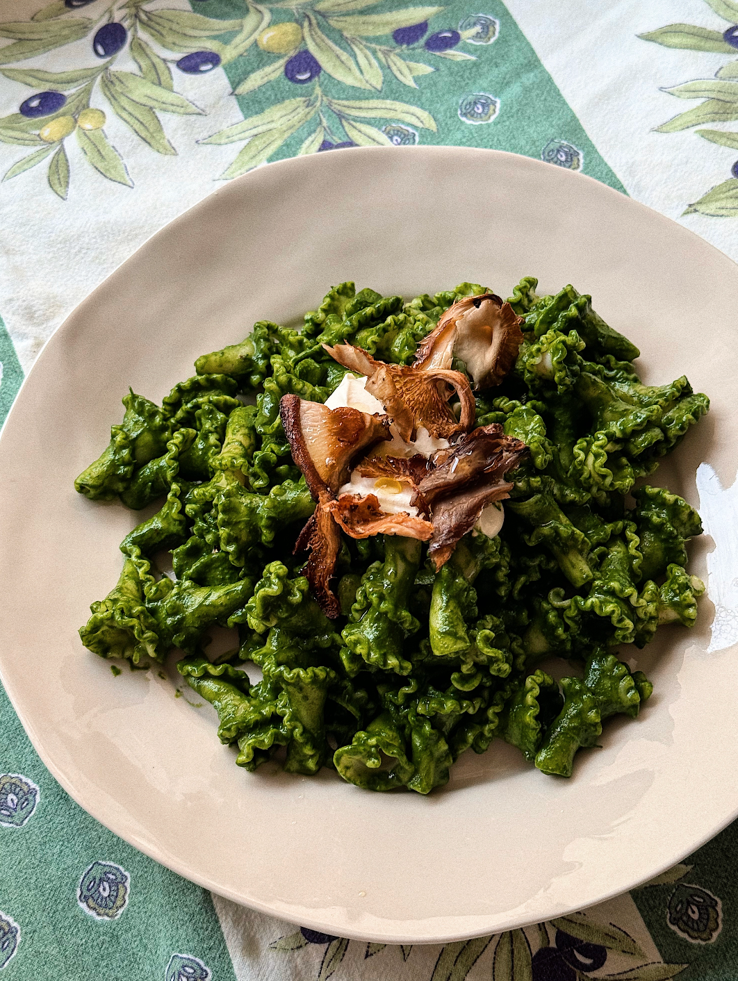Kale Pasta with Crispy Mixed Mushrooms